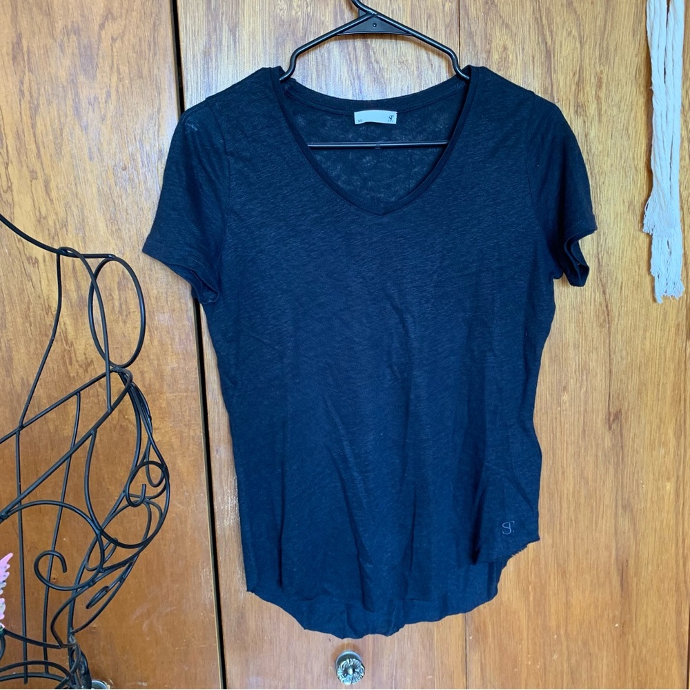 SF women’s XS black 100% Lenin Tshirt raw hem